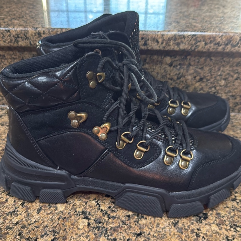 Guess boots women size 9. Please read the description.